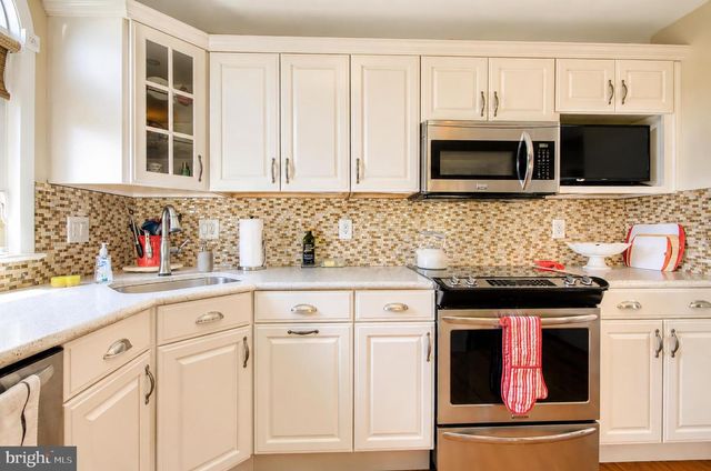 103 BARCLAY DR, Blackwood, NJ 08012