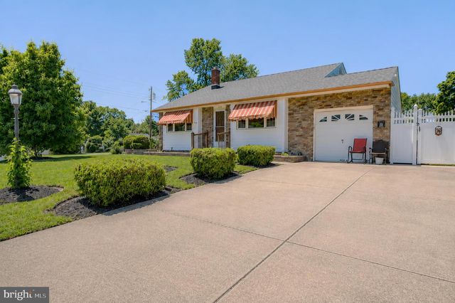 103 BARCLAY DR, Blackwood, NJ 08012