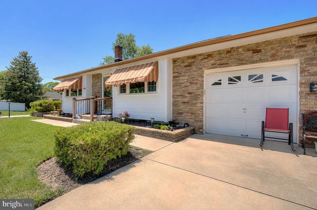 103 BARCLAY DR, Blackwood, NJ 08012