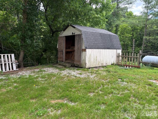 86 Jack Sullins Road, Spruce Pine, NC 28777