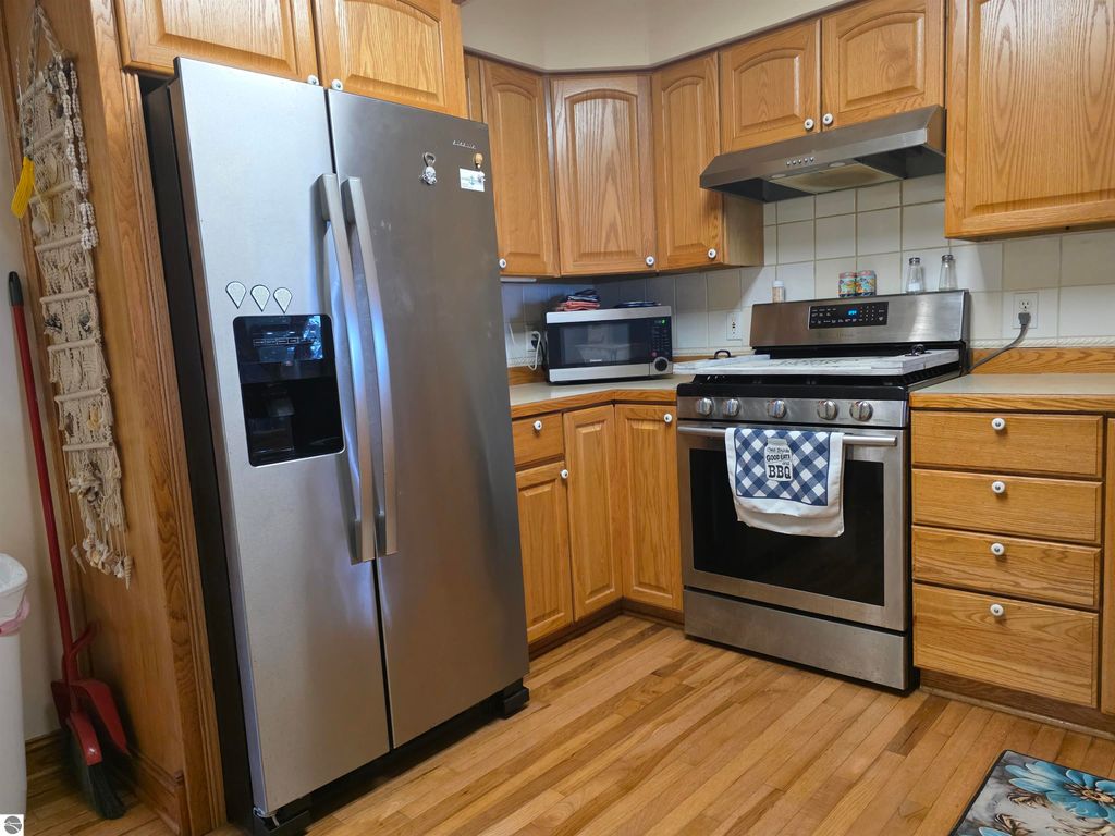 Image 7 of property listing at 7969 E Cedar Lake Drive, Greenbush, MI 48738