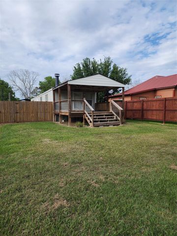 502 Magnusson Ave, Palacios, TX 77465