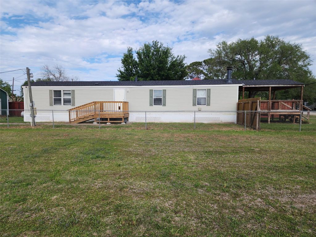 502 Magnusson Ave, Palacios, TX 77465