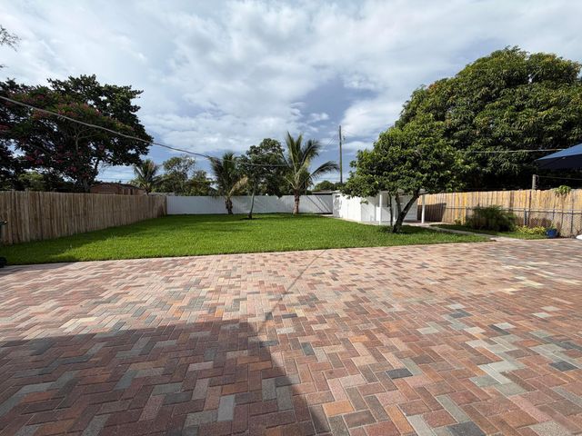5612 S 36th Street, Greenacres, FL 33463