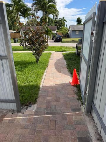 5612 S 36th Street, Greenacres, FL 33463