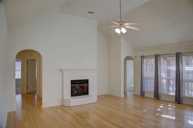 2102 W J Street, Jenks, OK 74037