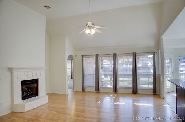 2102 W J Street, Jenks, OK 74037