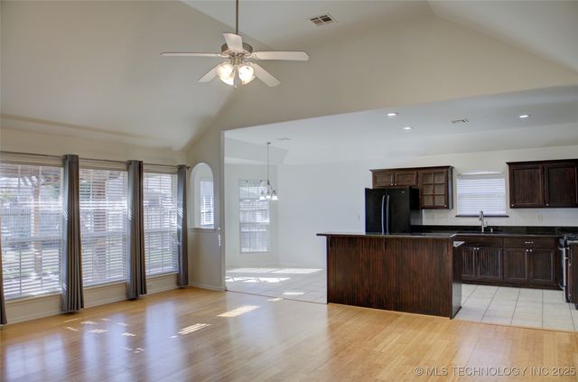 2102 W J Street, Jenks, OK 74037