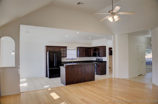 2102 W J Street, Jenks, OK 74037