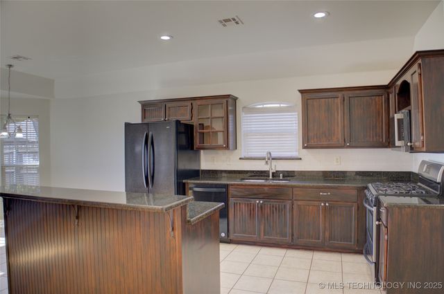 2102 W J Street, Jenks, OK 74037