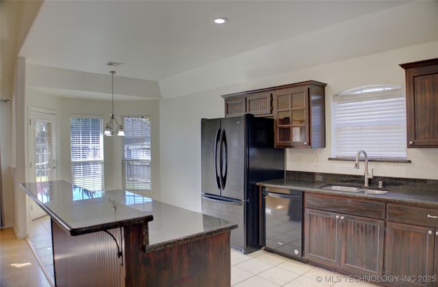 2102 W J Street, Jenks, OK 74037