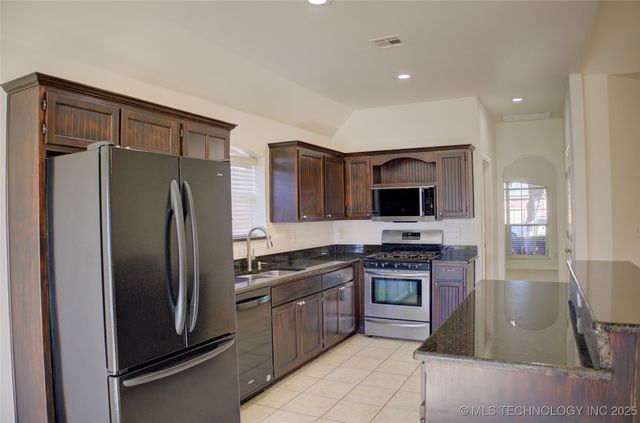 2102 W J Street, Jenks, OK 74037