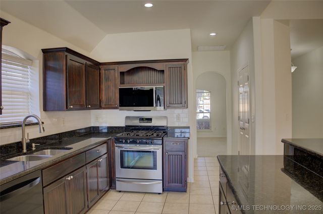 2102 W J Street, Jenks, OK 74037