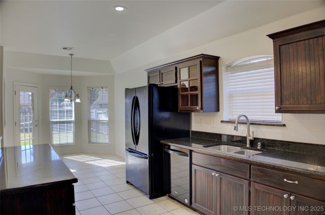 2102 W J Street, Jenks, OK 74037