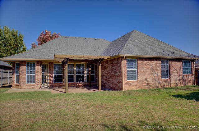 2102 W J Street, Jenks, OK 74037