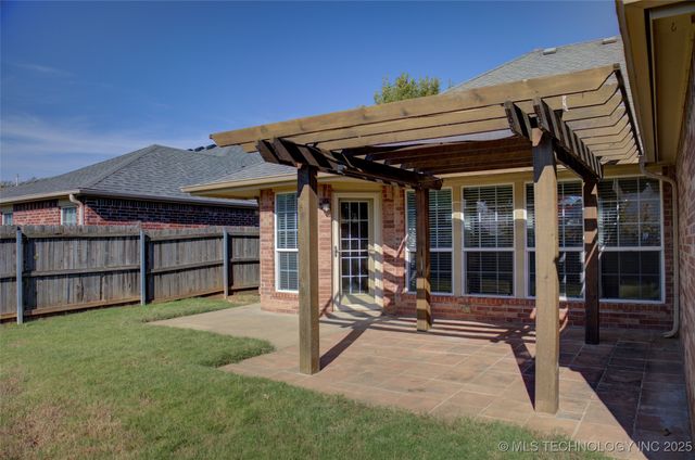 2102 W J Street, Jenks, OK 74037