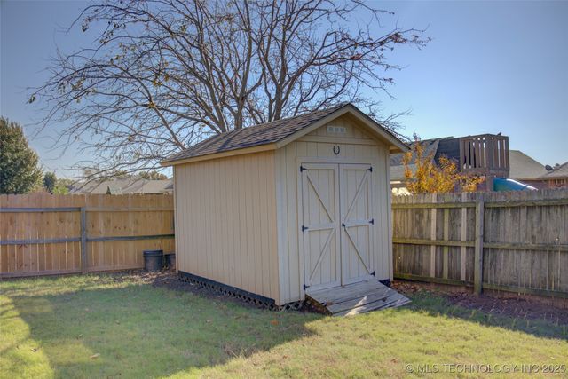 2102 W J Street, Jenks, OK 74037