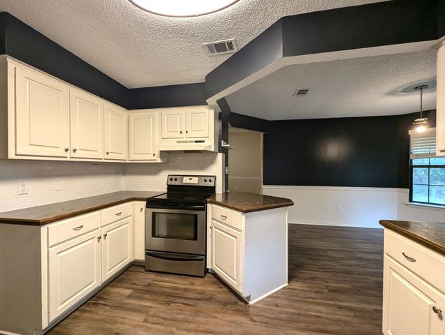 107 Raintree Dr., Hattiesburg, MS 39402