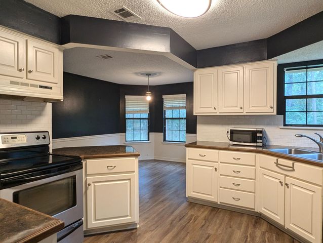 107 Raintree Dr., Hattiesburg, MS 39402