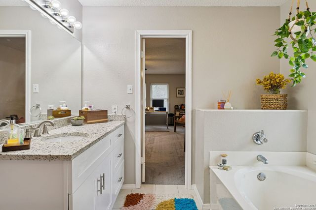 4826 Limestone Well Dr, San Antonio, TX 78247