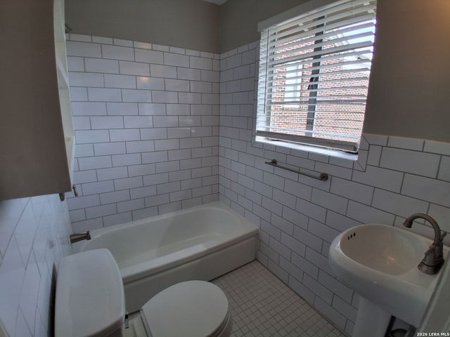 710 W French Pl Apt 3, San Antonio, TX 78212