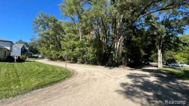 0101 Creston Drive, Hamburg Township, MI 48169