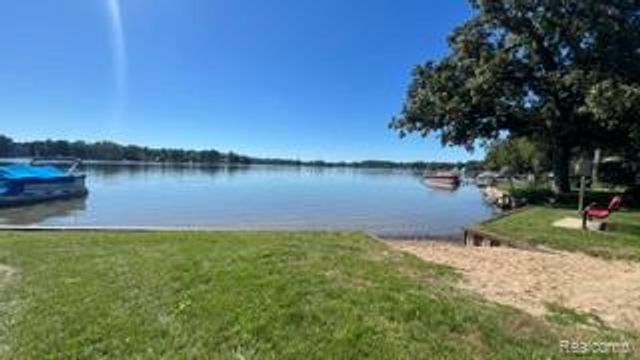 0101 Creston Drive, Hamburg Township, MI 48169