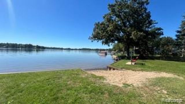 0101 Creston Drive, Hamburg Township, MI 48169