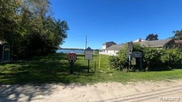 0101 Creston Drive, Hamburg Township, MI 48169