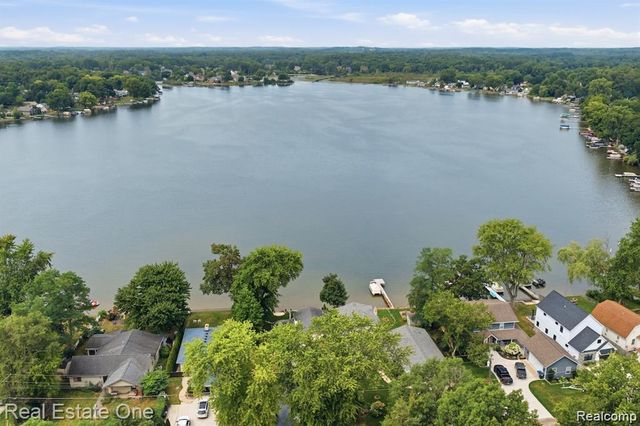 0101 Creston Drive, Hamburg Township, MI 48169