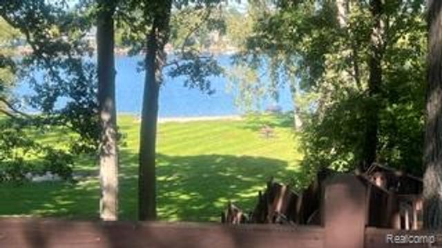 0101 Creston Drive, Hamburg Township, MI 48169