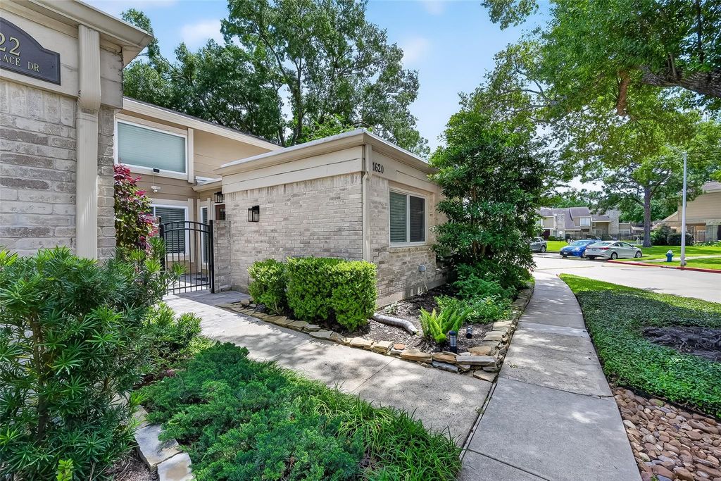 11620 Village Place Drive 329, Houston, TX 77077
