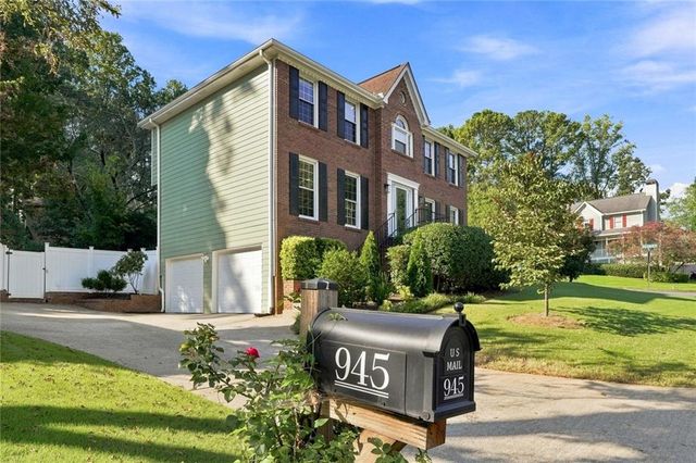 945 Meadowsong Circle, Lawrenceville, GA 30043