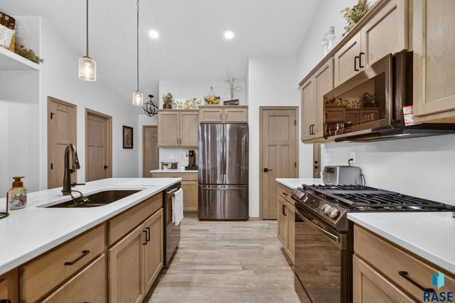 7500 E 49th St Street, Sioux Falls, SD 57110