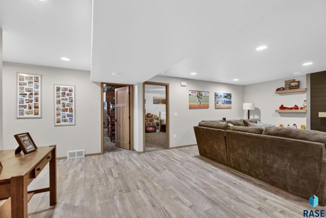 7500 E 49th St Street, Sioux Falls, SD 57110