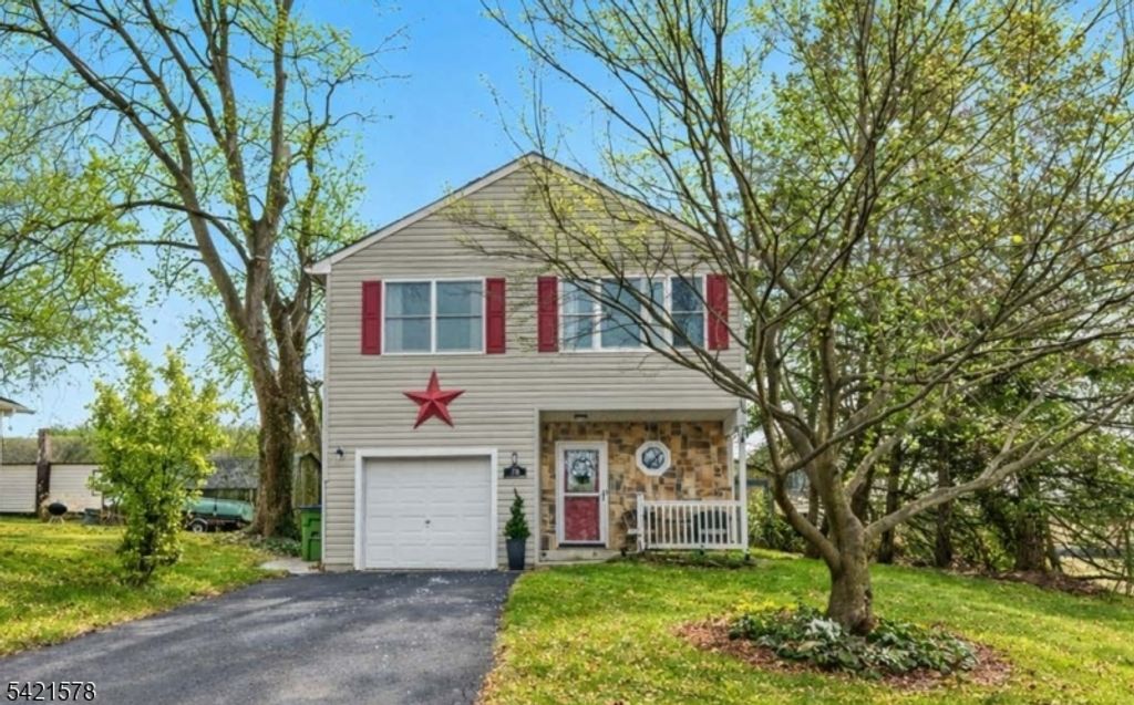20 Park Ave, Lopatcong Twp., NJ 08865