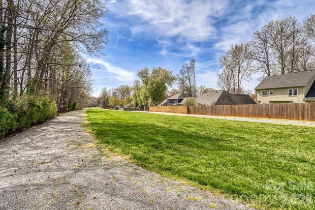 8607 Forest Shadow Circle, Cornelius, NC 28031