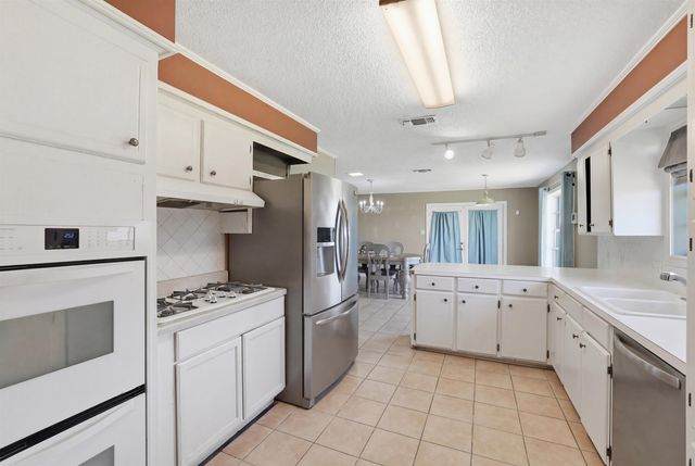 211 Melody Dr, Houma, LA 70363