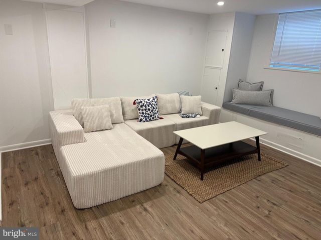1049 N MONROE ST, Arlington, VA 22201