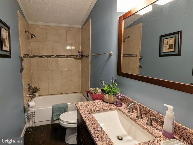 204 HORSESHOE DR, Garnet Valley, PA 19060