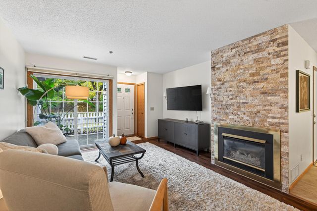 2597 Bedford Court 27, Mendota Heights, MN 55120