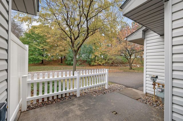 2597 Bedford Court 27, Mendota Heights, MN 55120