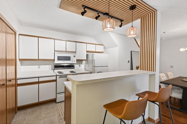 2597 Bedford Court 27, Mendota Heights, MN 55120