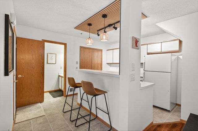 2597 Bedford Court 27, Mendota Heights, MN 55120