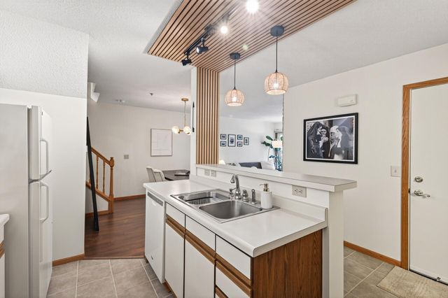 2597 Bedford Court 27, Mendota Heights, MN 55120