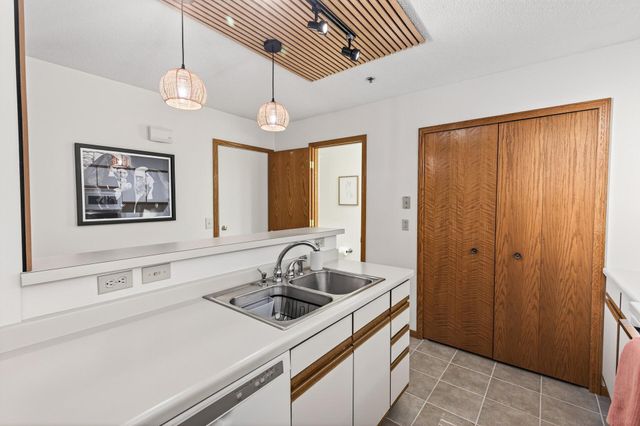 2597 Bedford Court 27, Mendota Heights, MN 55120