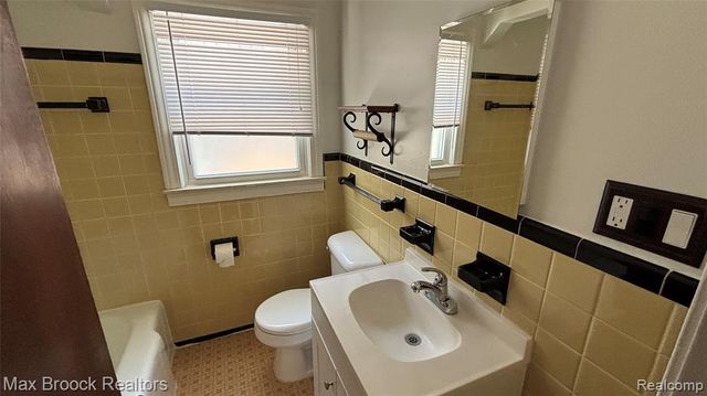 2405 Pembroke Road, Birmingham, MI 48009