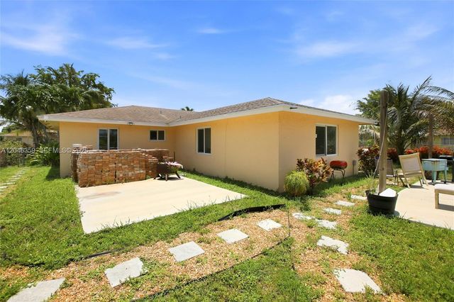 1476 N Mangonia Dr, West Palm Beach, FL 33401