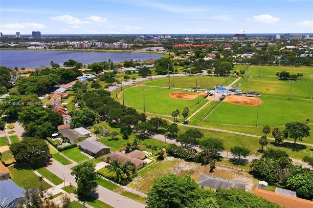 1476 N Mangonia Dr, West Palm Beach, FL 33401