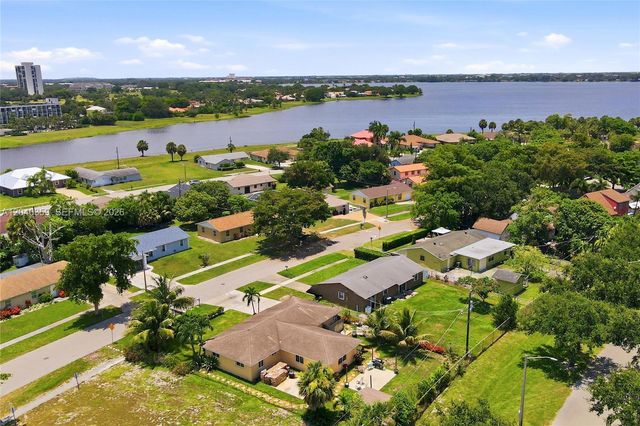 1476 N Mangonia Dr, West Palm Beach, FL 33401